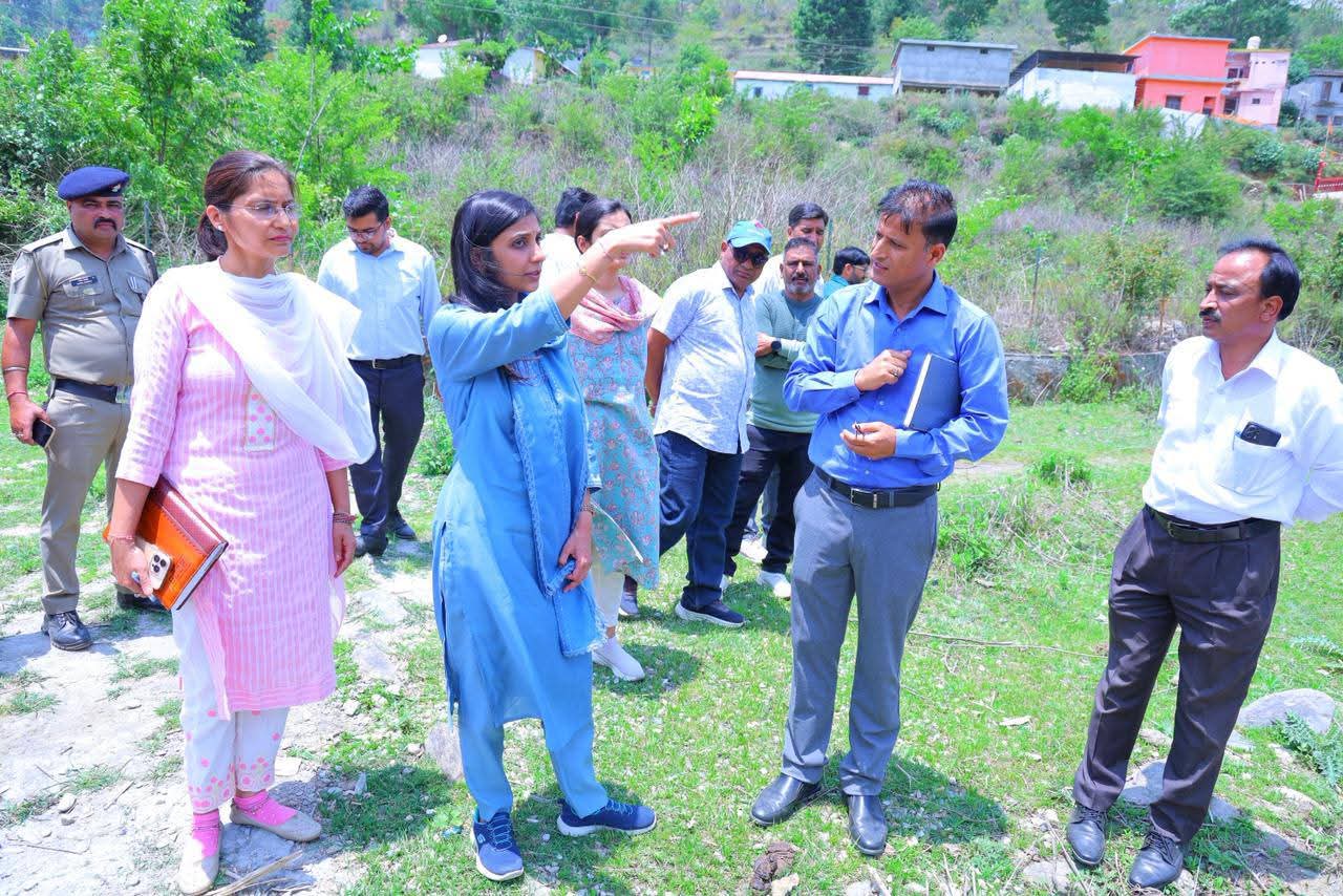 जिलाधिकारी पौड़ी ने विकासखंड पौड़ी के कमेड़ा गांव लगाई जन चौपाल,ग्रामीणों की सुनी समस्याए, अधिकतर का मौके पर किया निस्तारण