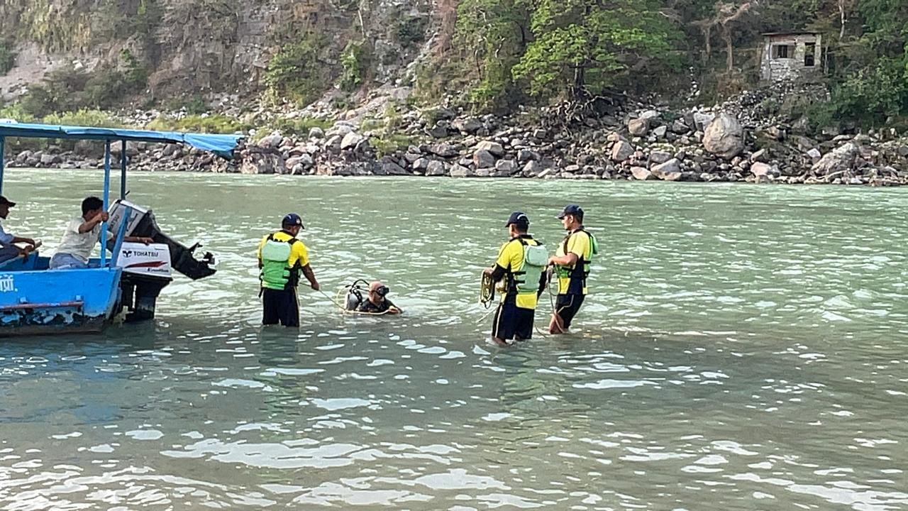 ऋषिकेश में गंगा नदी के रैपिड क्षेत्र में युवक के डूबने की सूचना, SDRF द्वारा सर्च अभियान जारी