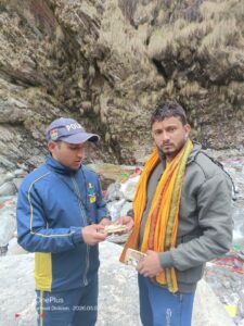 यमुनोत्री धाम में SDRF ने लौटाई श्रद्धालु की खोई हुई अमानत, ईमानदारी एवं कर्तव्यनिष्ठा का दिया परिचय 