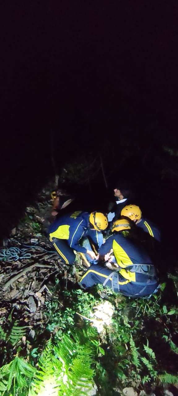 SDRF उत्तराखंड द्वारा जनपद नैनीताल में भवाली-कैंची मार्ग पर गहरी खाई में गिरे व्यक्ति के लिए चलाया रेस्क्यू ऑपरेशन