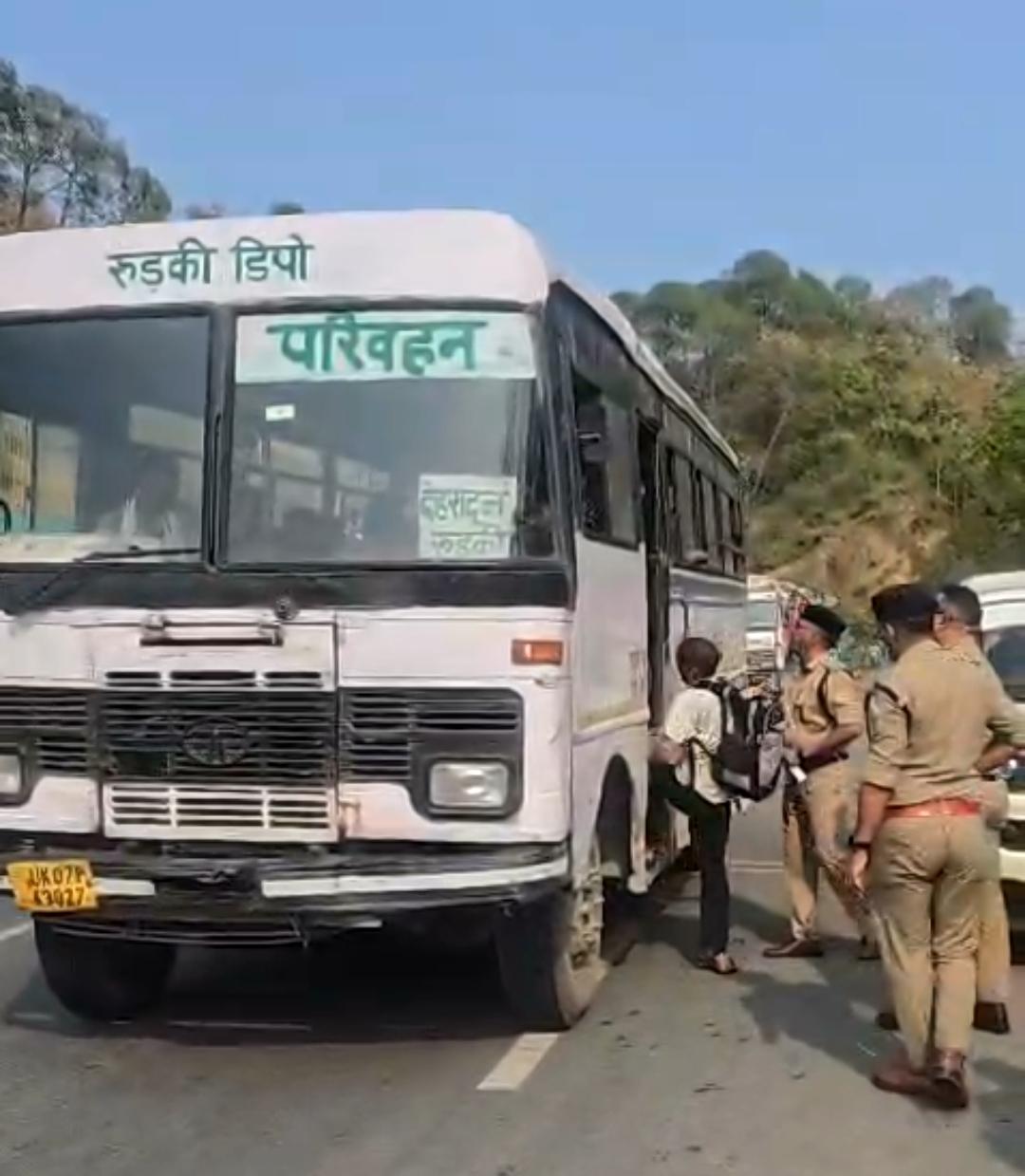 गुण्डा अधिनियम के तहत 01 आदतन अपराधी को ढोल नगाडे बजाकर दून पुलिस ने किया तड़ीपार