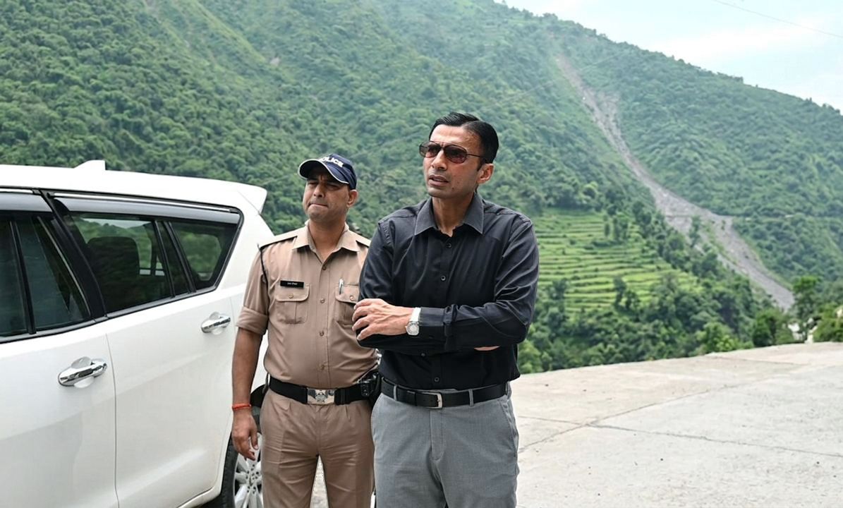 एटीएस कॉलोनी में आतंक का पर्याय बने बिल्डर पर जिला मजिस्ट्रेट का बड़ा एक्शन स्वतः संज्ञान लेकर गुंडा एक्ट में बुक कर किया जिला बदर