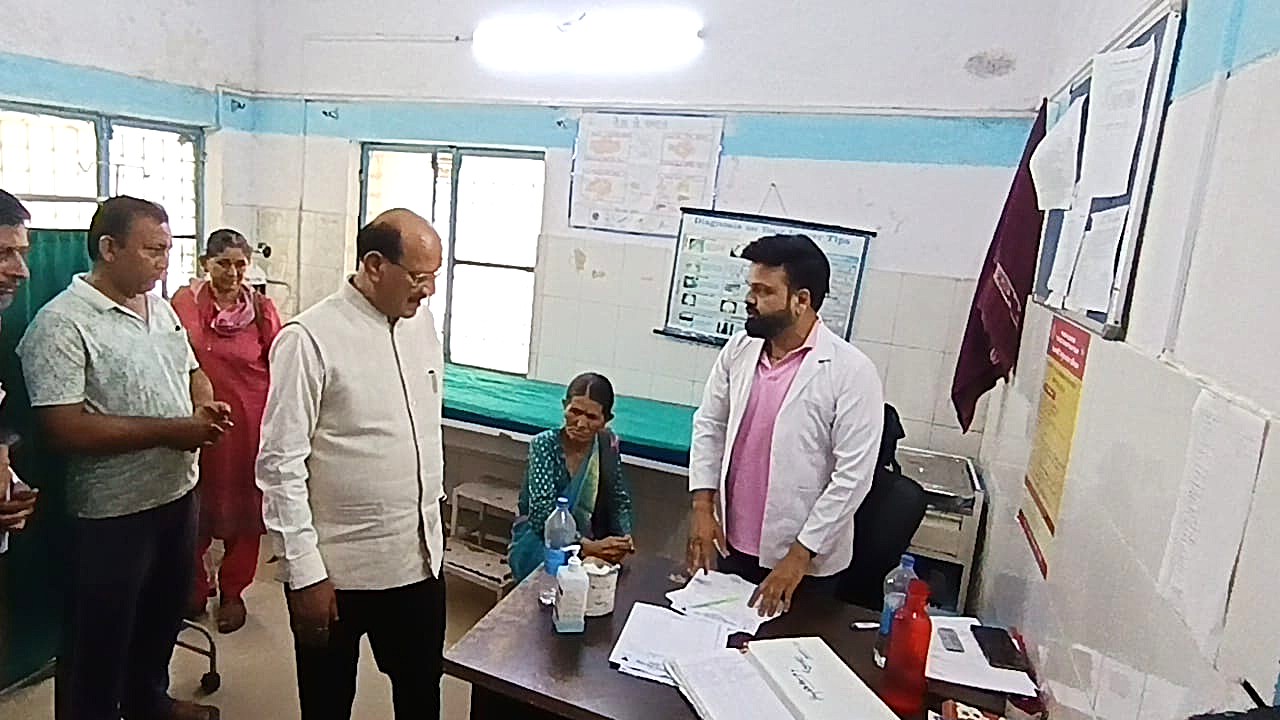 स्वास्थ्य मंत्री सुबोध उनियाल का सीएचसी रायपुर पर औचक निरीक्षण, व्यवस्थाओं को परखा