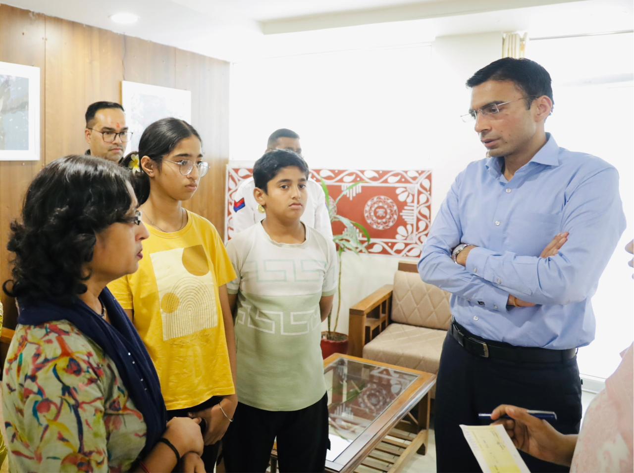 कैंसर पीड़ित विधवा सुनीता को जिला प्रशासन ने दी बड़ी राहत; बेटे को स्कूल में दाखिला, बेटी की शिक्षा ‘नंदा-सुनंदा’ से पुनर्जीवित, रायफल क्लब फंड से रू0 50 हजार की आर्थिक सहायता