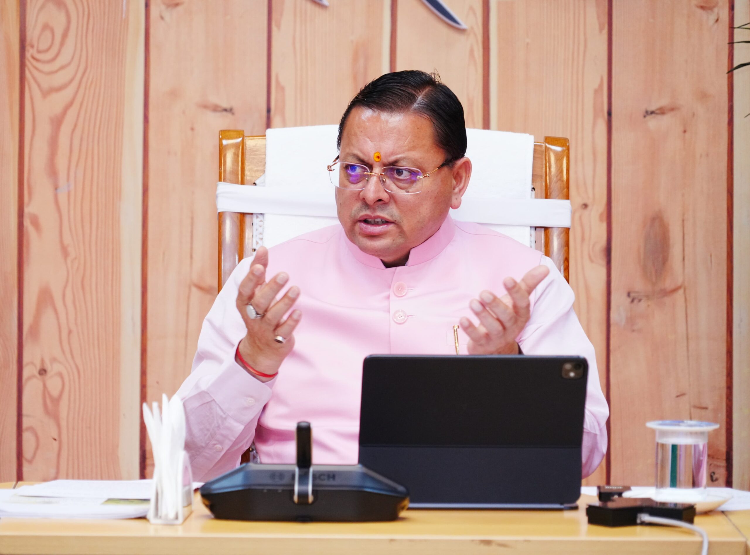 मुख्यमंत्री ने समस्त जिलाधिकारियों के साथ की वर्चुअल बैठक, सरकारी भूमि से अतिक्रमण हटाने के अभियान में तेजी लाने के निर्देश