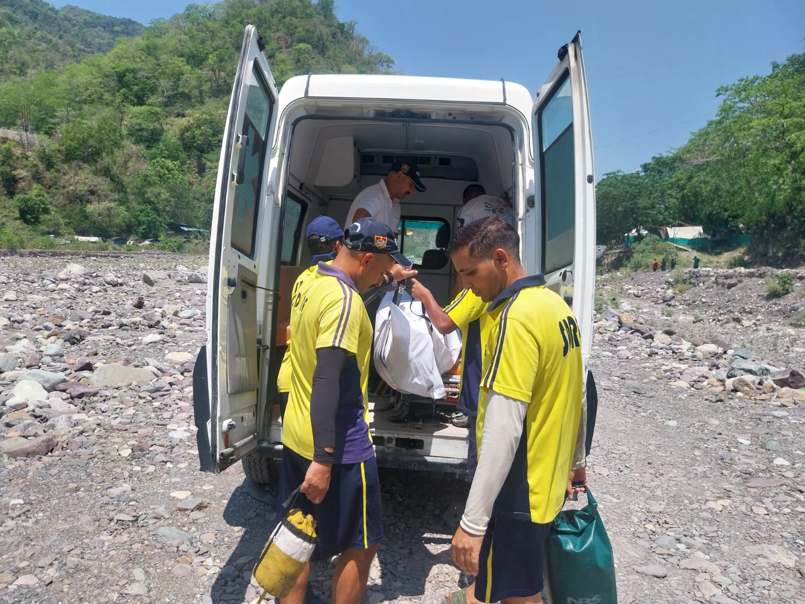 सिंगटाली पुल क्षेत्र में डूबे व्यक्तियों की तलाश जारी, एक व्यक्ति का शव बरामद