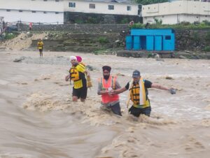 एसडीआरएफ की सतर्कता एवं त्वरित कार्रवाई से टला बड़ा हादसा, उफनती नदी में फंसे 50 से अधिक श्रद्धालुओं को किया सकुशल रेस्क्यू