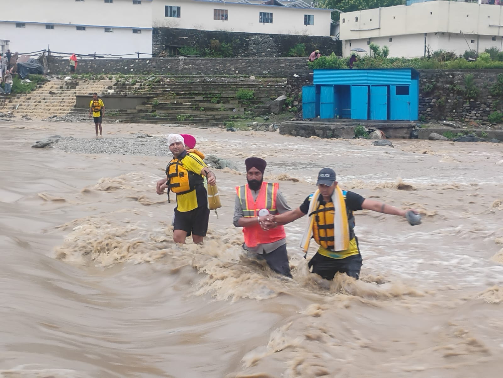 एसडीआरएफ की सतर्कता एवं त्वरित कार्रवाई से टला बड़ा हादसा, उफनती नदी में फंसे 50 से अधिक श्रद्धालुओं को किया सकुशल रेस्क्यू