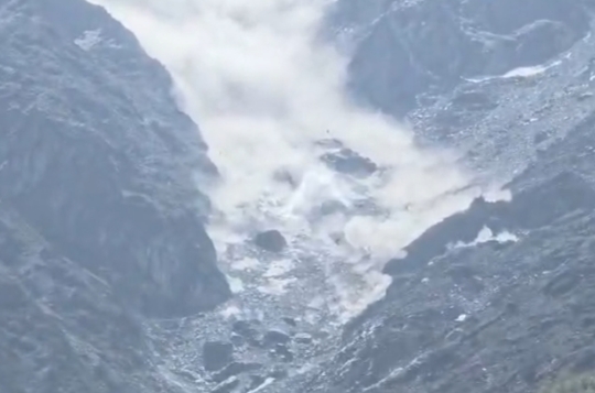 बड़ी खबर : बद्रीनाथ धाम के पास टूटा कंचन गंगा क्षेत्र में ग्लेशियर, वीडियो आया सामने, देखिए