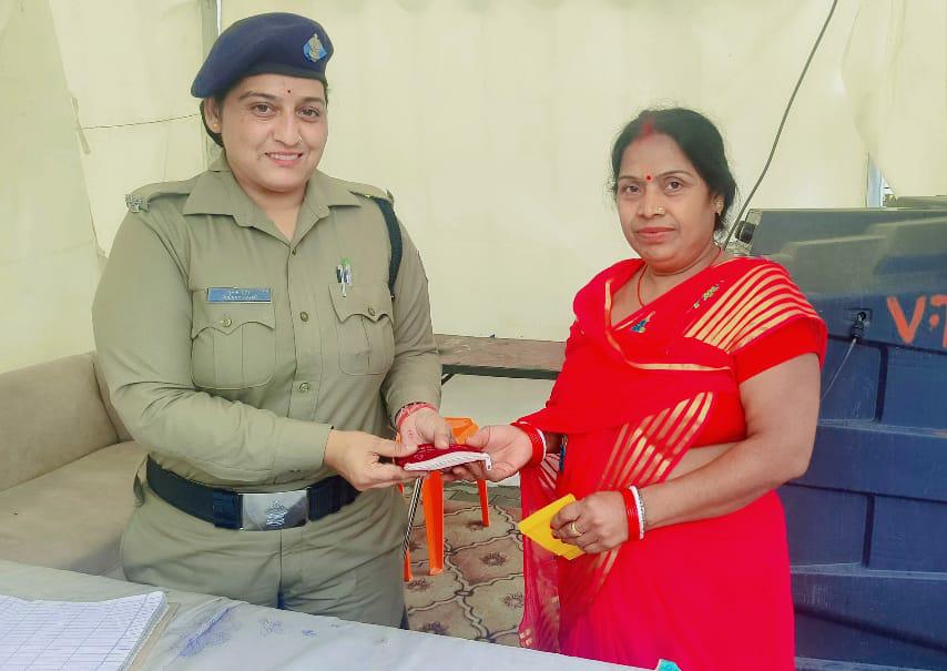झारखंड से आई महिला यात्री के खोये हुए पर्स को ढूंढकर पुलिस द्वारा सकुशल किया उनके सुपुर्द