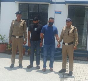 युवक के साथ मार-पीट कर उसे गंभीर रूप से घायल करने वाले 02 अभियुक्तों को दून पुलिस ने किया गिरफ्तार