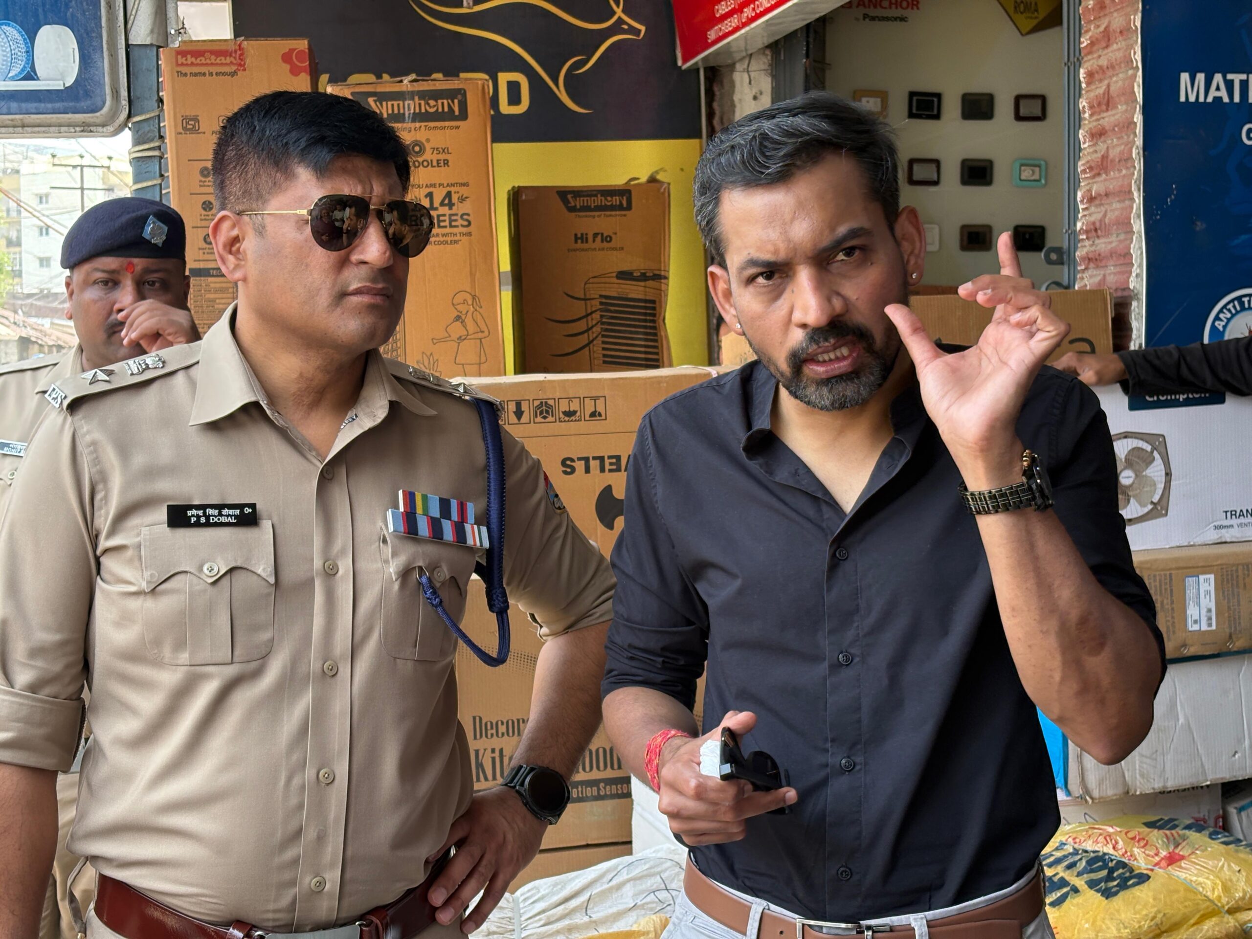 कार्यों की धीमी प्रगति पर डीएम सख्त, अधीक्षण अभियंता यूपीसील का रोका वेतन