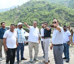 कार्लीगाड़ पहुंचकर कैबिनेट मंत्री गणेश जोशी ने लिया आपदा राहत कार्यों का जायजा, 15 दिन में मलवा हटाने के निर्देश