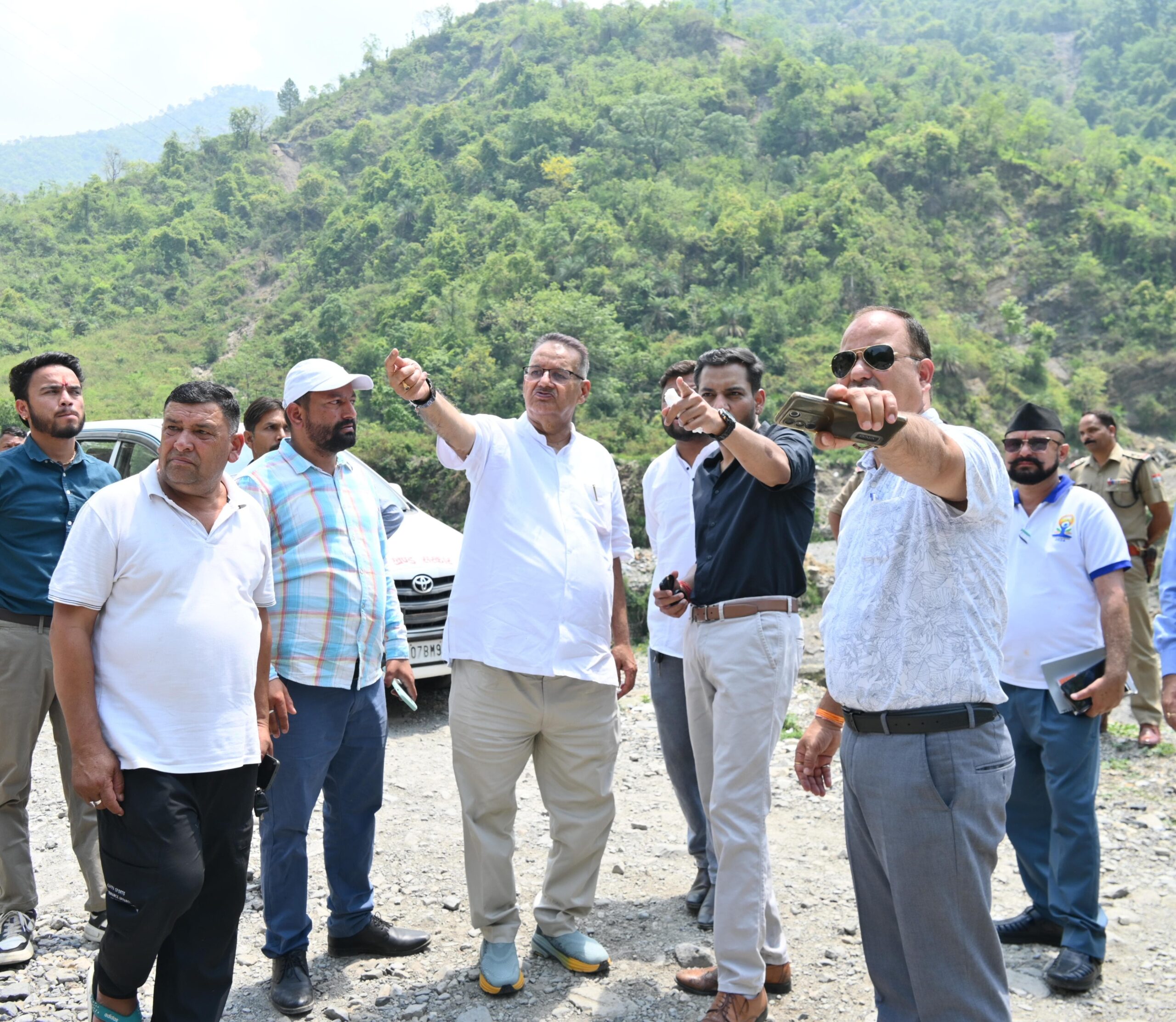 कार्लीगाड़ पहुंचकर कैबिनेट मंत्री गणेश जोशी ने लिया आपदा राहत कार्यों का जायजा, 15 दिन में मलवा हटाने के निर्देश
