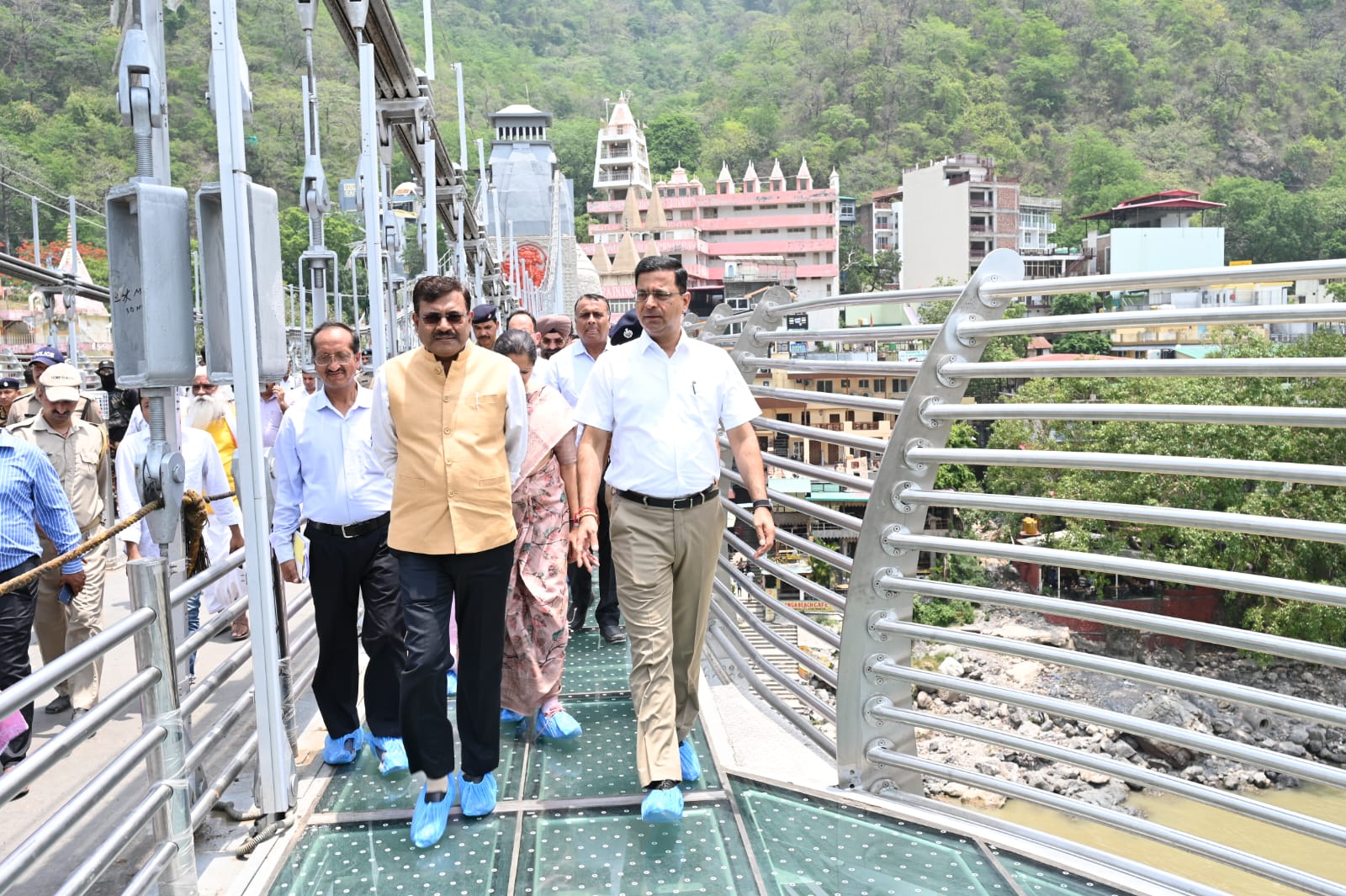 मुख्य सचिव उत्तराखंड द्वारा टिहरी गढ़वाल में बजरंग सेतु एवं हिलान्स हिमालयन भोजनालय का निरीक्षण
