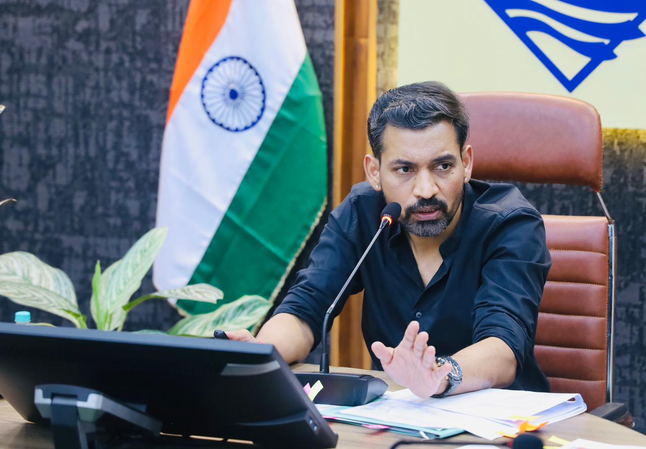 सीएम हेल्पलाइन में लंबित शिकायतों पर डीएम सख्त, डीएम ने विभागों को दी कड़ी हिदायत