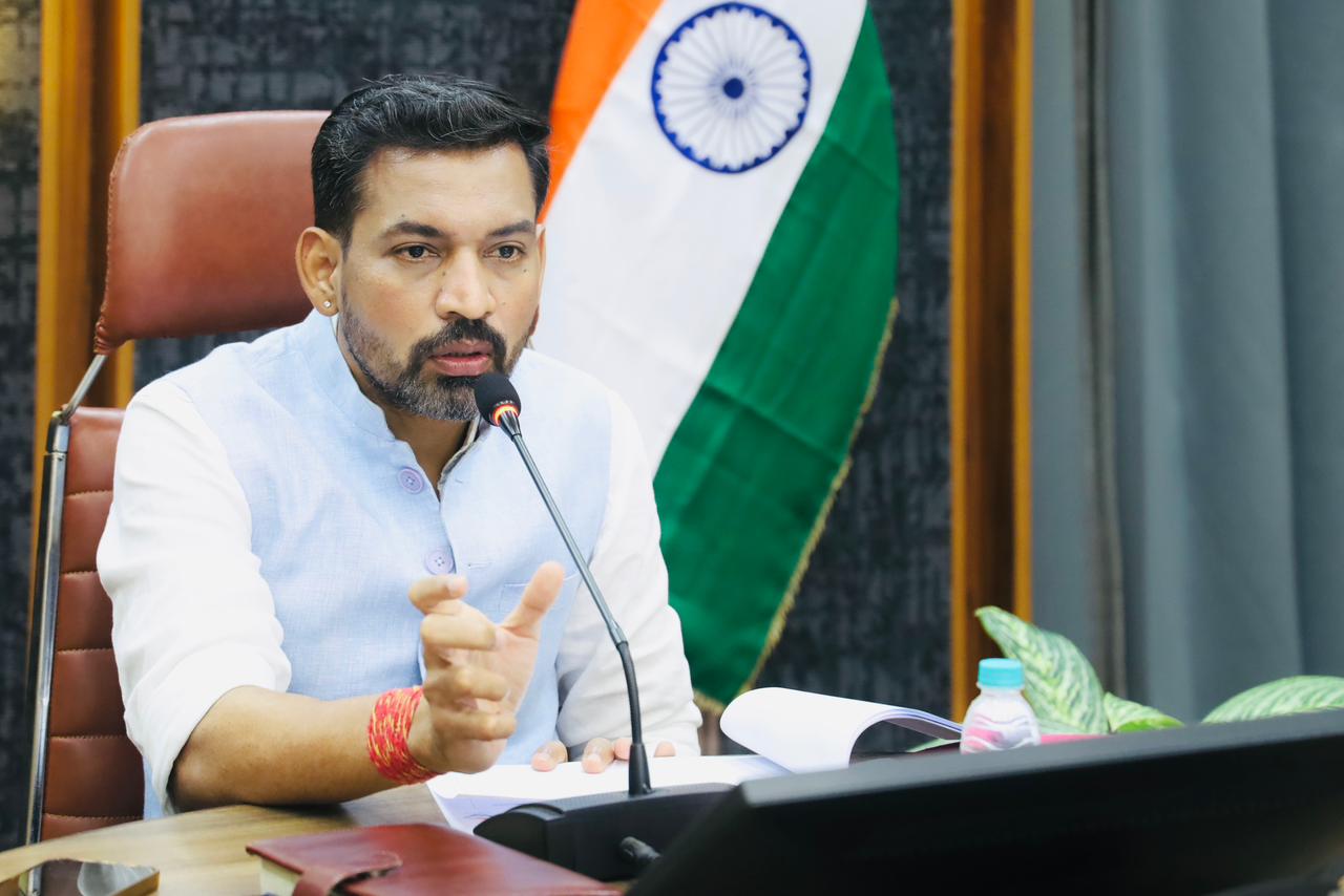 डीएम डॉ. आशीष चौहान ने दिए सर्वे कर ड्रॉपआउट बालिकाओं को शिक्षा की मुख्यधारा से जोड़ने के निर्देश