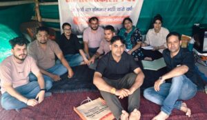 मेडिकल लैब टैक्नोलॉजिस्ट संघ के बैनर तले, एकता विहार स्थित धरना स्थल पर अनिश्चितकालीन धरने पर बैठे डिग्रीधारी बेरोजगार मेडिकल लैब तकनीशियनों का धरना उनीसवें दिन भी लगातार जारी
