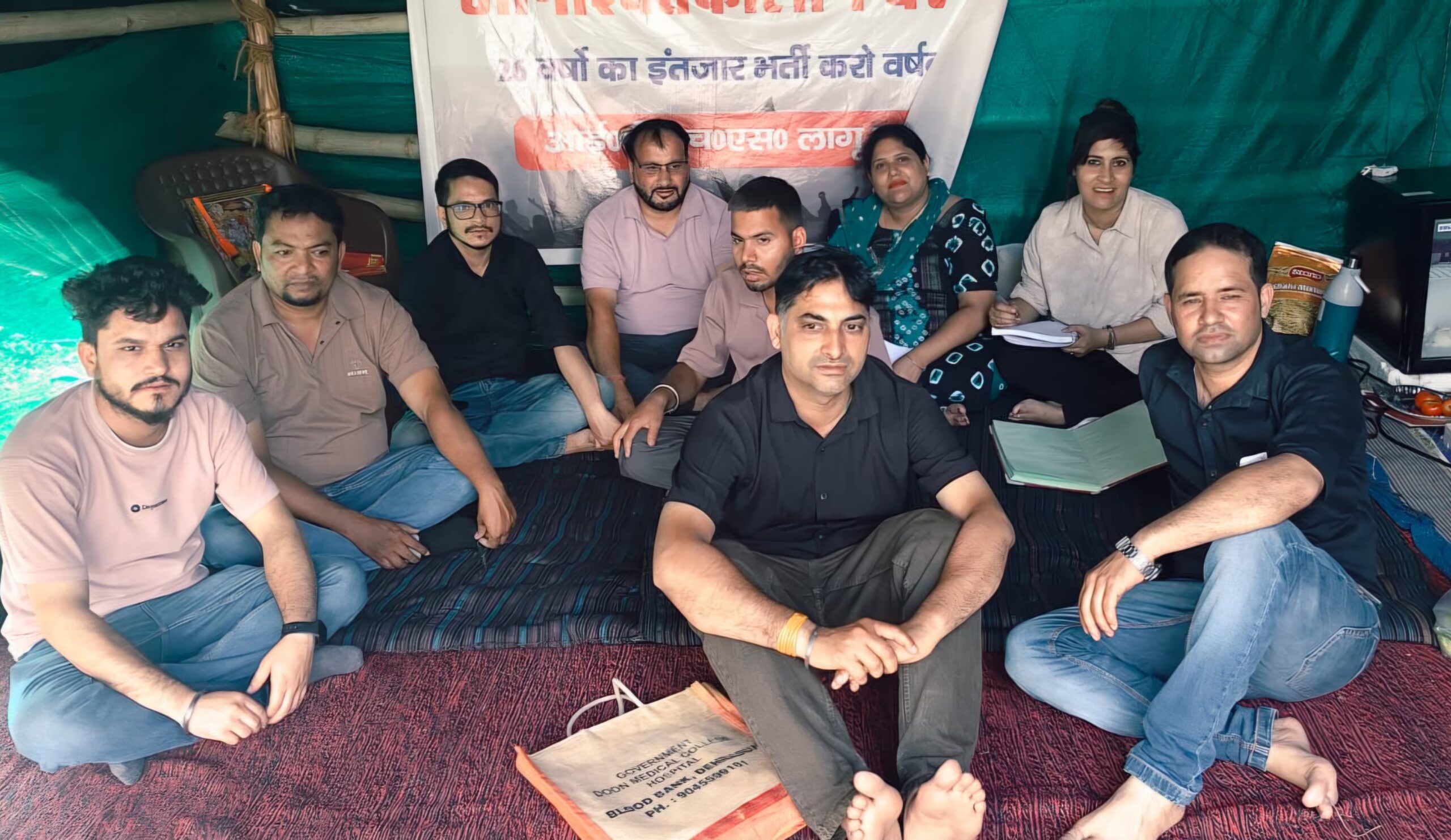 मेडिकल लैब टैक्नोलॉजिस्ट संघ के बैनर तले, एकता विहार स्थित धरना स्थल पर अनिश्चितकालीन धरने पर बैठे डिग्रीधारी बेरोजगार मेडिकल लैब तकनीशियनों का धरना उनीसवें दिन भी लगातार जारी