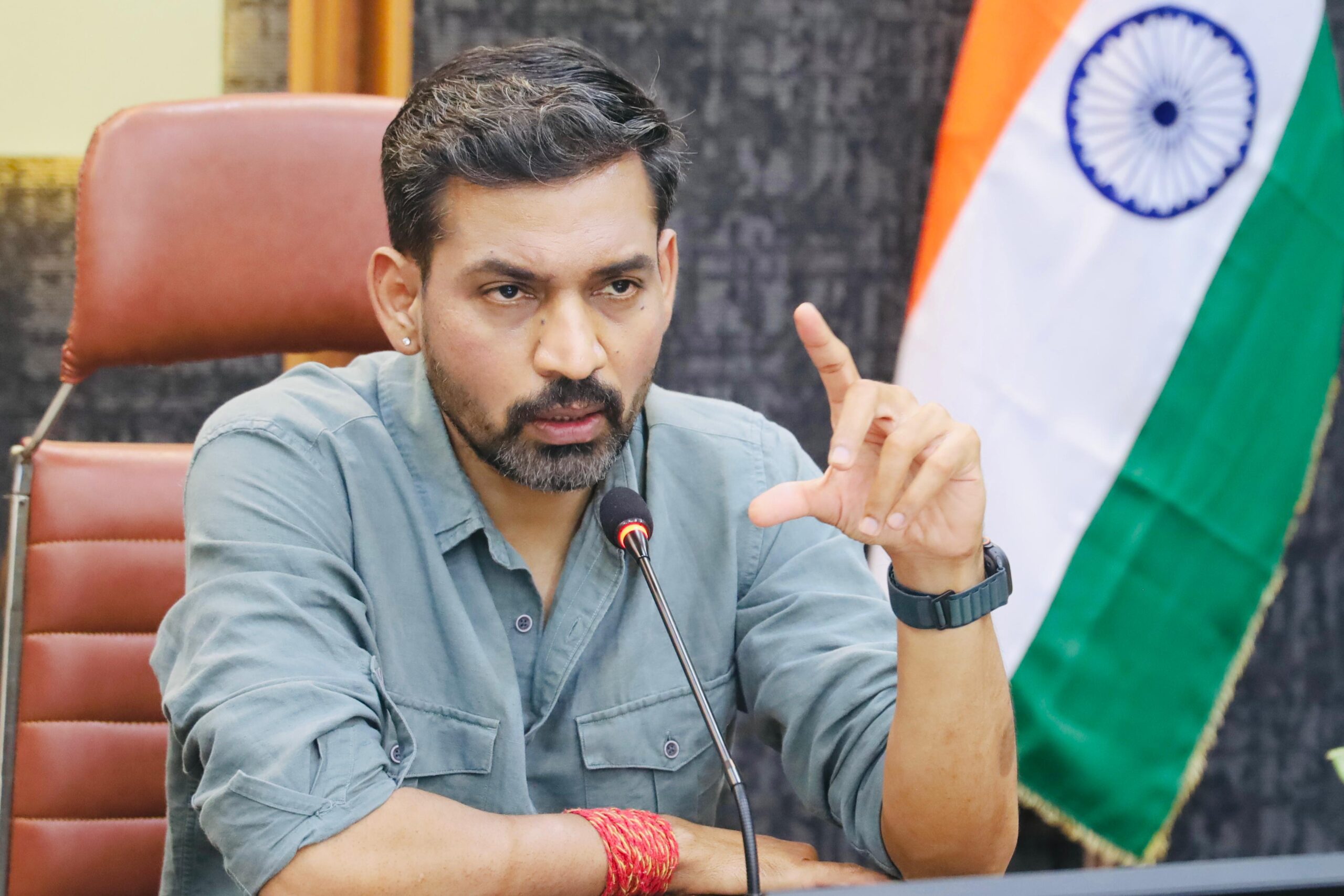 स्मार्ट सिटी परियोजनाओं की प्रगति, हैंडओवर की स्थिति एवं संचालन-अनुरक्षण कार्यों की डीएम ने की समीक्षा