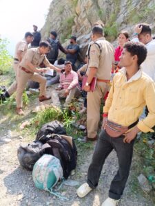 तोता घाटी में बस पलटने की सूचना पर तत्काल पहुंची टिहरी पुलिस, घायलों को पहुंचाया अस्पताल, सभी यात्री सुरक्षित