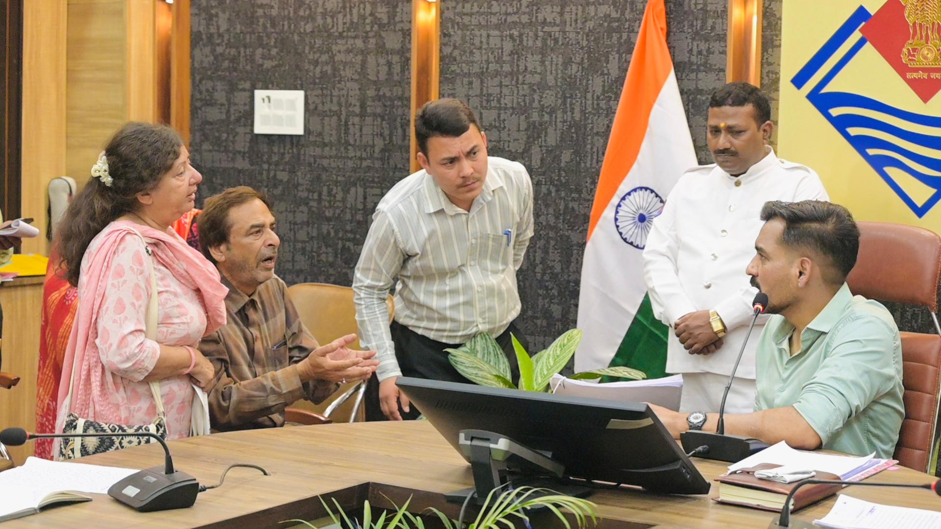 85 वर्षीय बुजुर्ग की शिकायत पर डीएम सख्त, निगम और निजी भूमि पर अवैध कब्जे की जांच के निर्देश