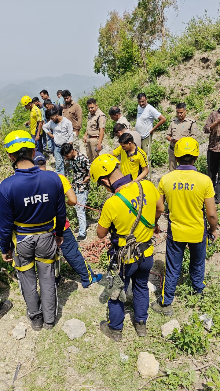 मसूरी में बड़ा सड़क हादसा, सैकड़ों फीट गहरी खाई में गिरी कार; SDRF  का रेस्क्यू ऑपरेशन जारी, चार कि हुईं मृत्यु