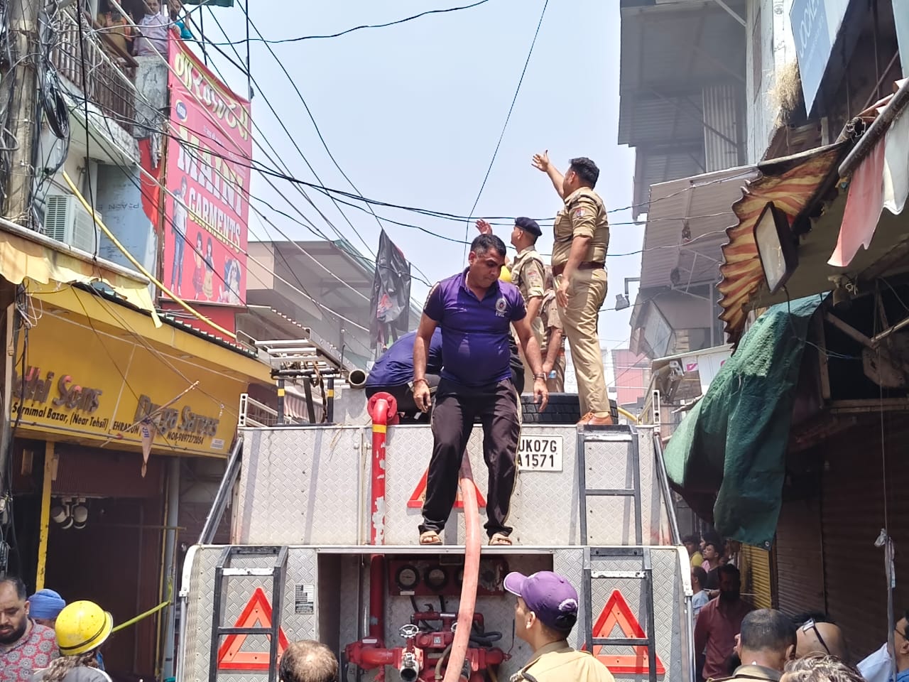 पलटन बाजार में कपड़ों की दुकान के गोदाम में लगी भीषण आग, दमकल ने चार वाहनों की मदद से पाया काबू