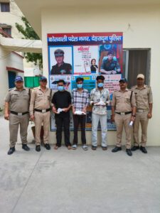 15 हजार रुपये का इनामी बदमाश समेत तीन गिरफ्तार, दून पुलिस ने अवैध हथियार किए बरामद