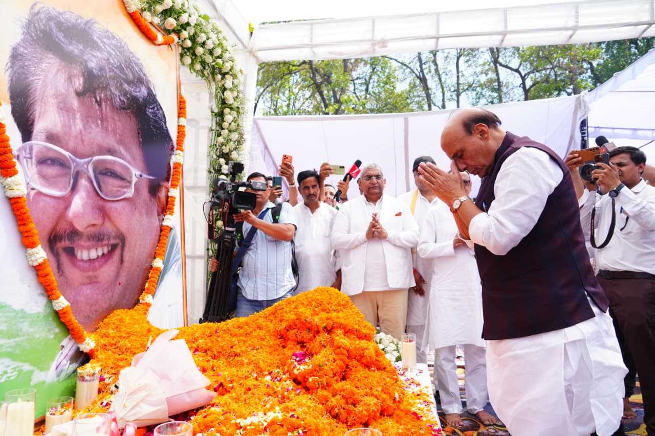 केंद्रीय रक्षा मंत्री राजनाथ सिंह ने प्रसिद्ध निशानेबाज़ एवं पद्मश्री स्व. जसपाल राणा के त्रयोदशी संस्कार में शामिल होकर दी श्रद्धांजलि