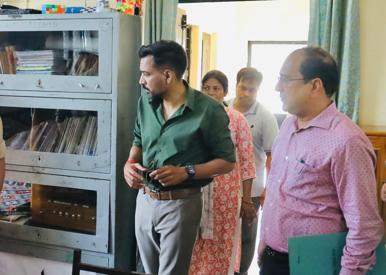 डीएम डॉ0 आशीष चौहान ने नारी निकेतन, बाल सुधार गृह एवं किशोरी गृह का किया निरीक्षण; सुरक्षा, स्वास्थ्य, शिक्षा एवं पुनर्वास व्यवस्थाओं को और सुदृढ़ बनाने के दिए निर्देश