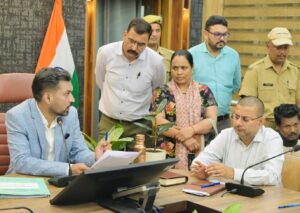 समाधान दिवस पर डीएम ने सुनी 171 फरियादियों की समस्याएं, अधिकांश मामलों का ऑन द स्पॉट निस्तारण