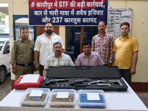 काशीपुर में STF की बड़ी कार्रवाई, कार से भारी मात्रा में अवैध हथियार और 237 कारतूस बरामद