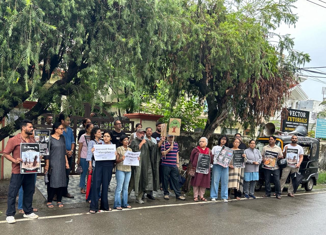 ​ऋषिकेश-भानियावाला हाईवे पर पेड़ों की कटान के खिलाफ एनएचएआई (NHAI) कार्यालय पर जोरदार प्रदर्शन