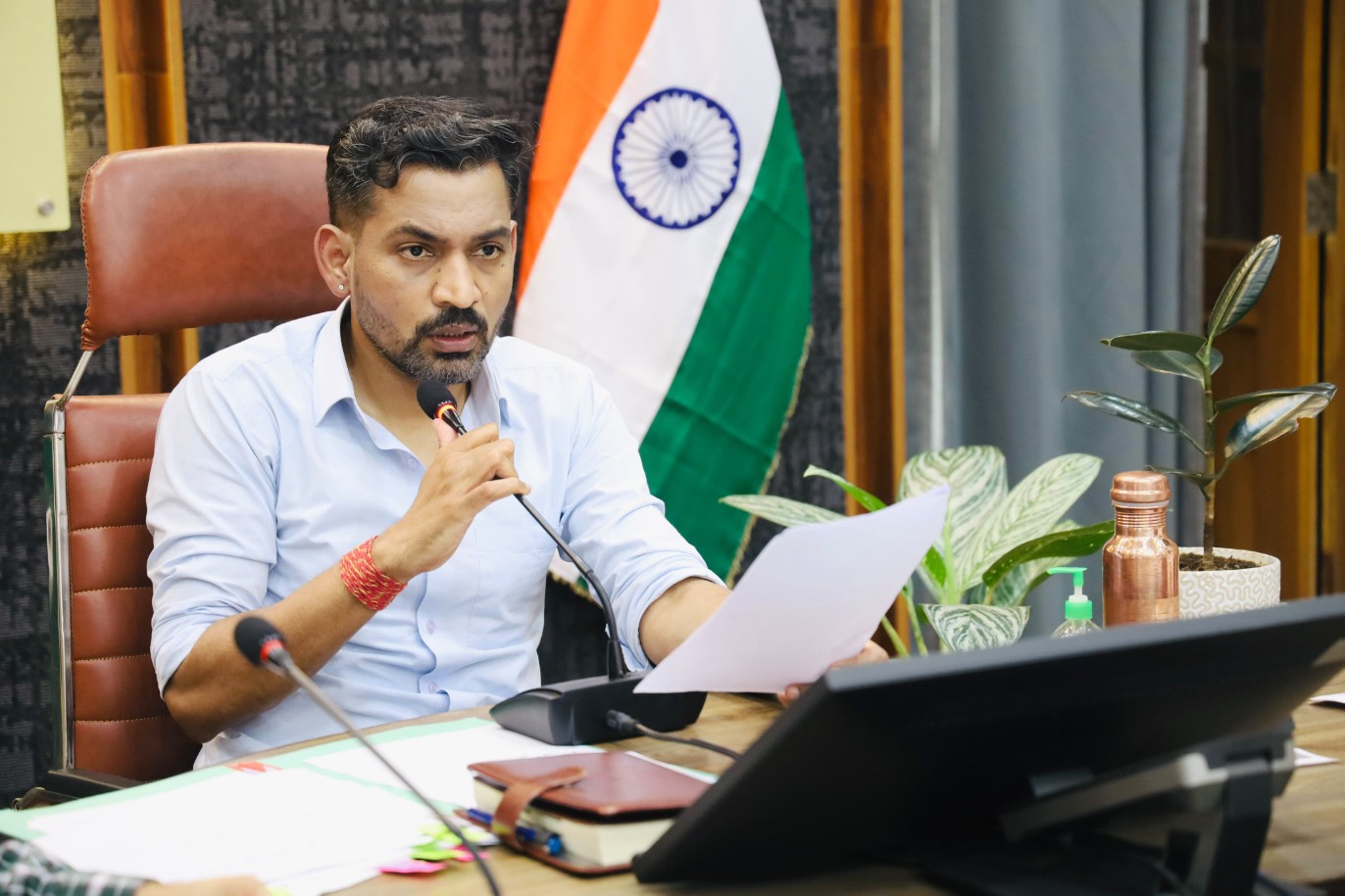 मानसून तैयारियों पर डीएम आशीष चौहान सख्त, जलभराव से लेकर जर्जर भवनों तक अधिकारियों को दिए कड़े निर्देश