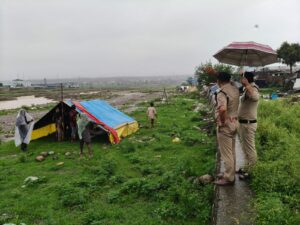 भारी बारिश के दृष्टिगत अलर्ट मोड पर दून पुलिस, नदी नालों के किनारे रहने वाले लोगो को पुलिस द्वारा किया जा रहा सचेत