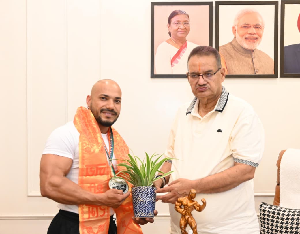 बॉडीबिल्डिंग चैंपियन जसबीर सिंह गुसाई को कैबिनेट मंत्री गणेश जोशी ने किया सम्मानित*